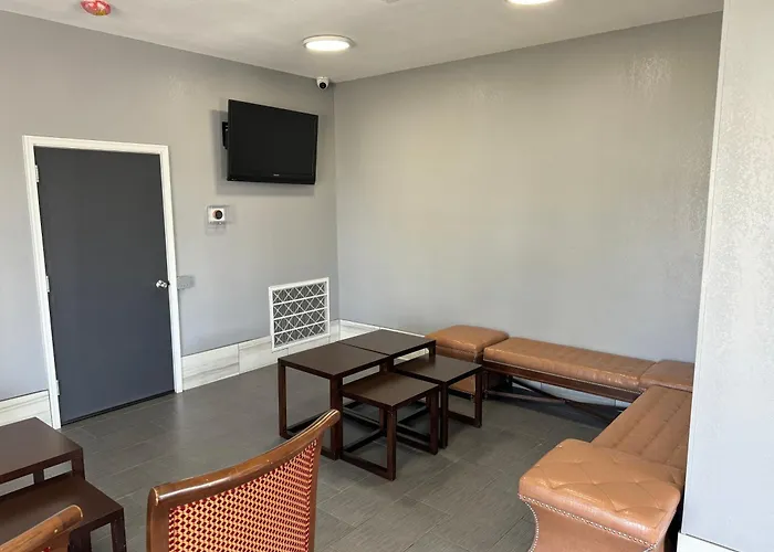 Nola Inn & Suites